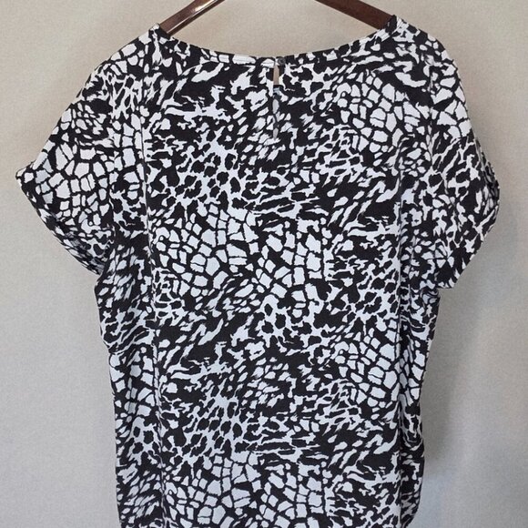 Chicos Size 3 XL Black & White Abstract Animal Print Blouse 100% Polyester - Picture 2 of 8